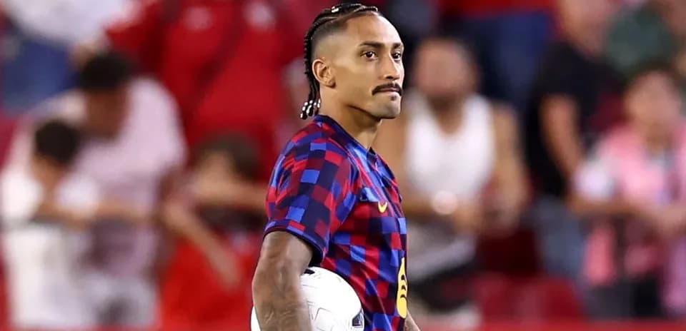 Joueur avec un ballon pendant un match de football