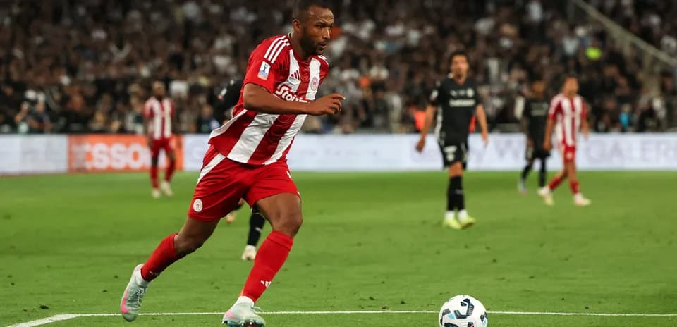 Joueur courant avec le ballon pendant un match
