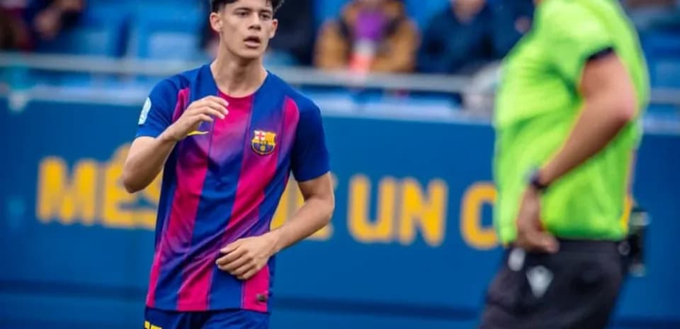 Joueur du FC Barcelone sur le terrain avec l'arbitre