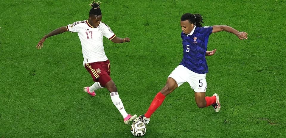 Joueurs de France et du Venezuela en duel pour le ballon