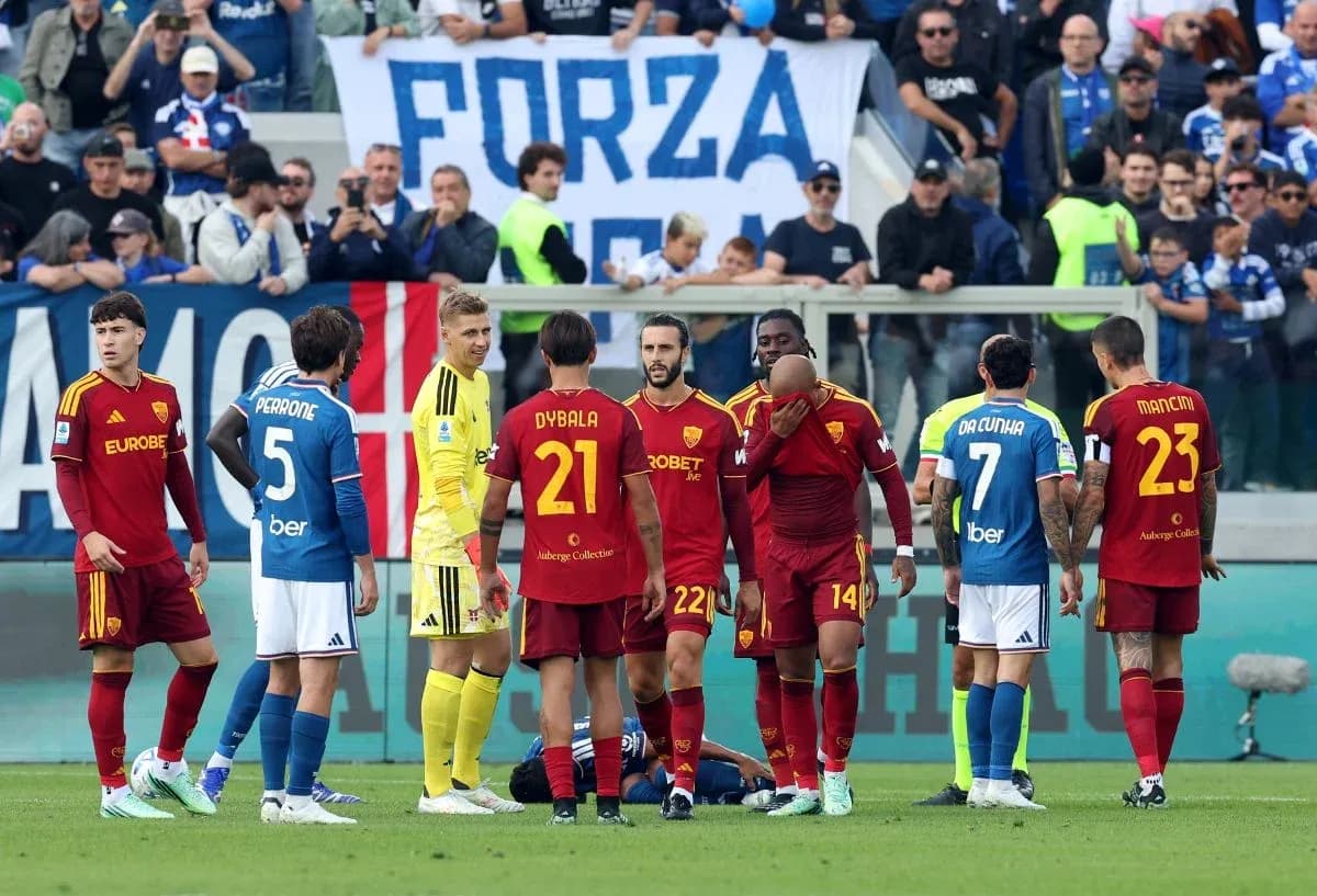 Joueurs de l'AS Roma en discussion sur le terrain