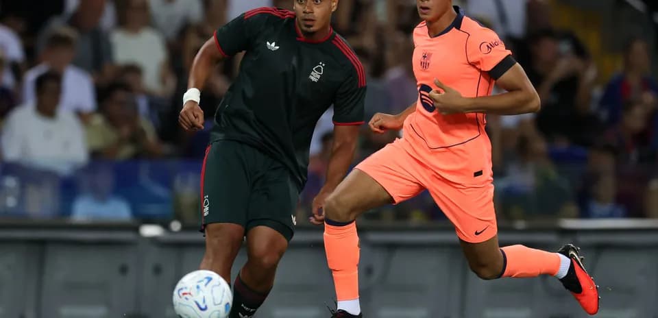 Deux joueurs en action lors d'un match de football