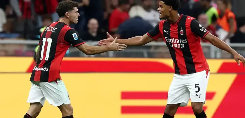 Deux joueurs d'AC Milan se félicitent