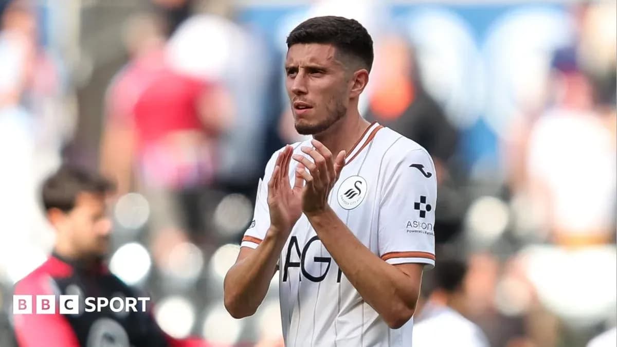 Joueur de Swansea City applaudissant les supporters