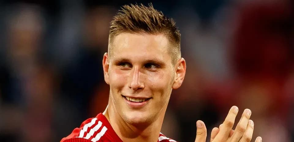 Joueur applaudit après un match, portant un maillot rouge