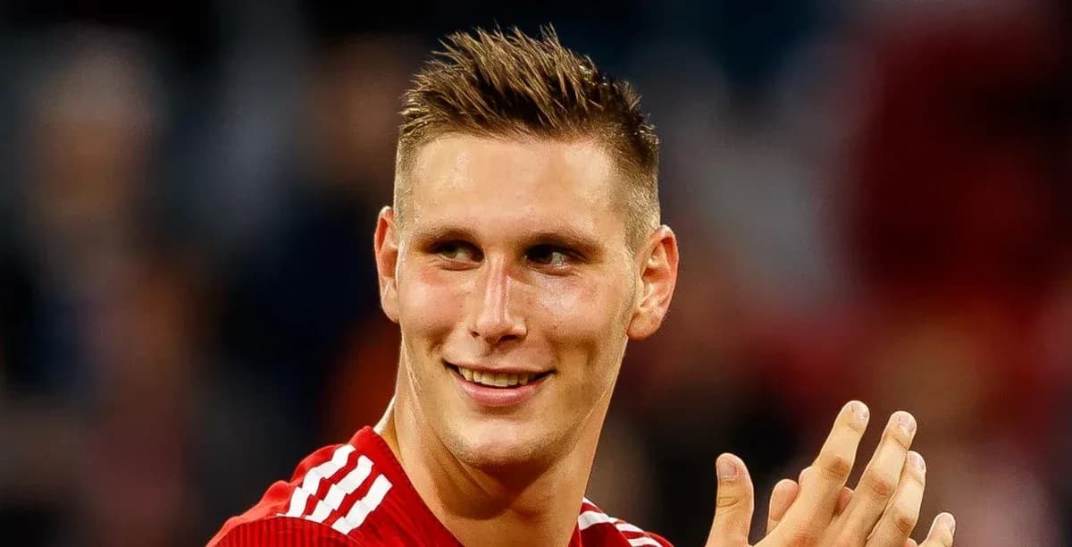 Joueur applaudit après un match, portant un maillot rouge