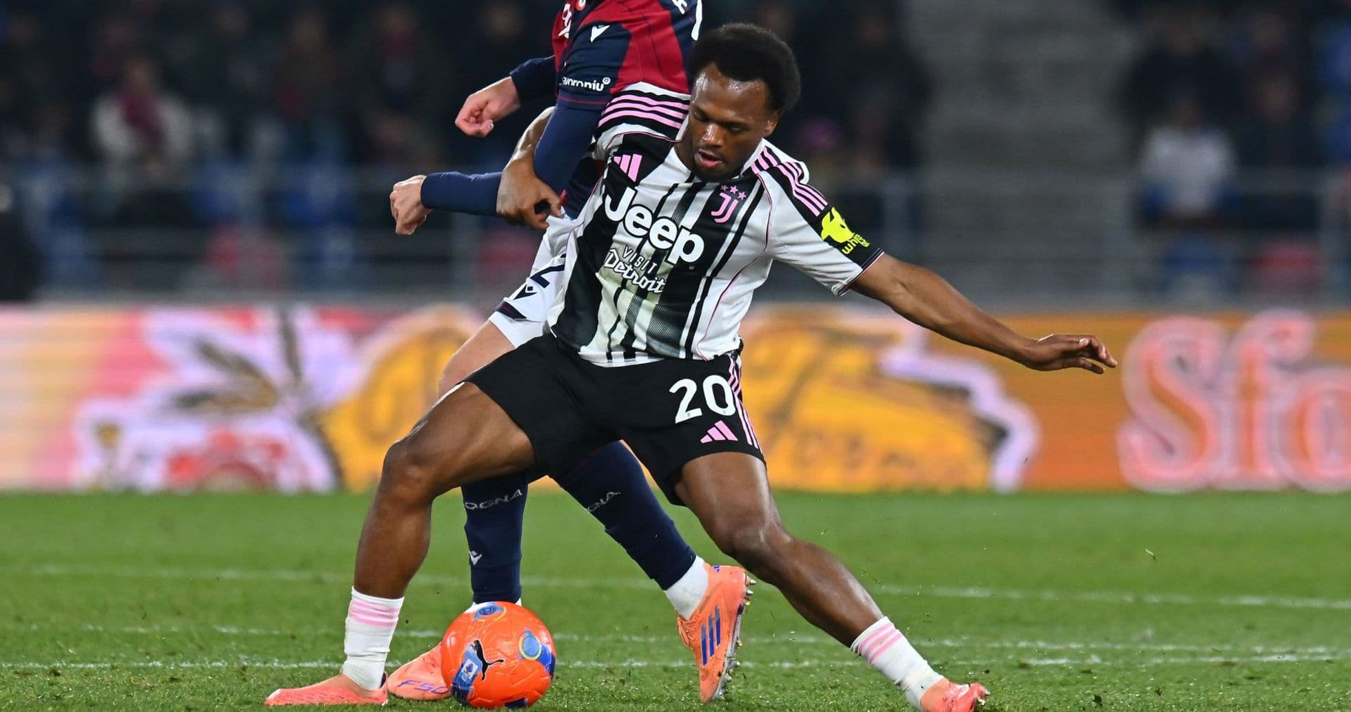 Joueur de la Juventus en action contre un adversaire