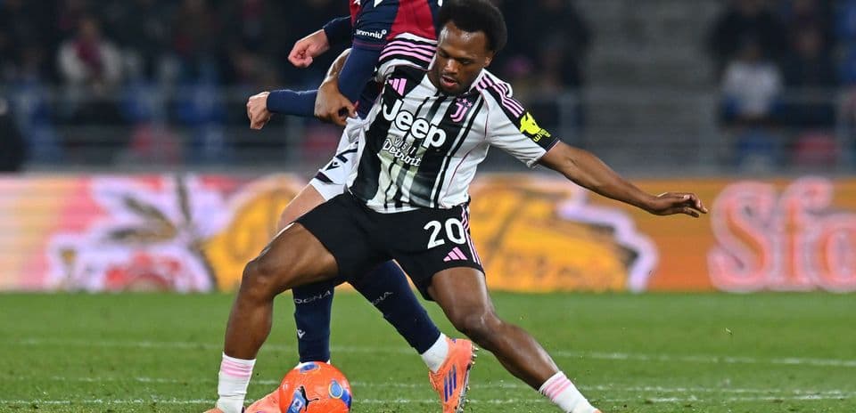 Joueur de la Juventus en action contre un adversaire