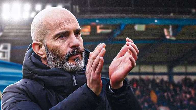 Entraîneur applaudissant sur le terrain de football