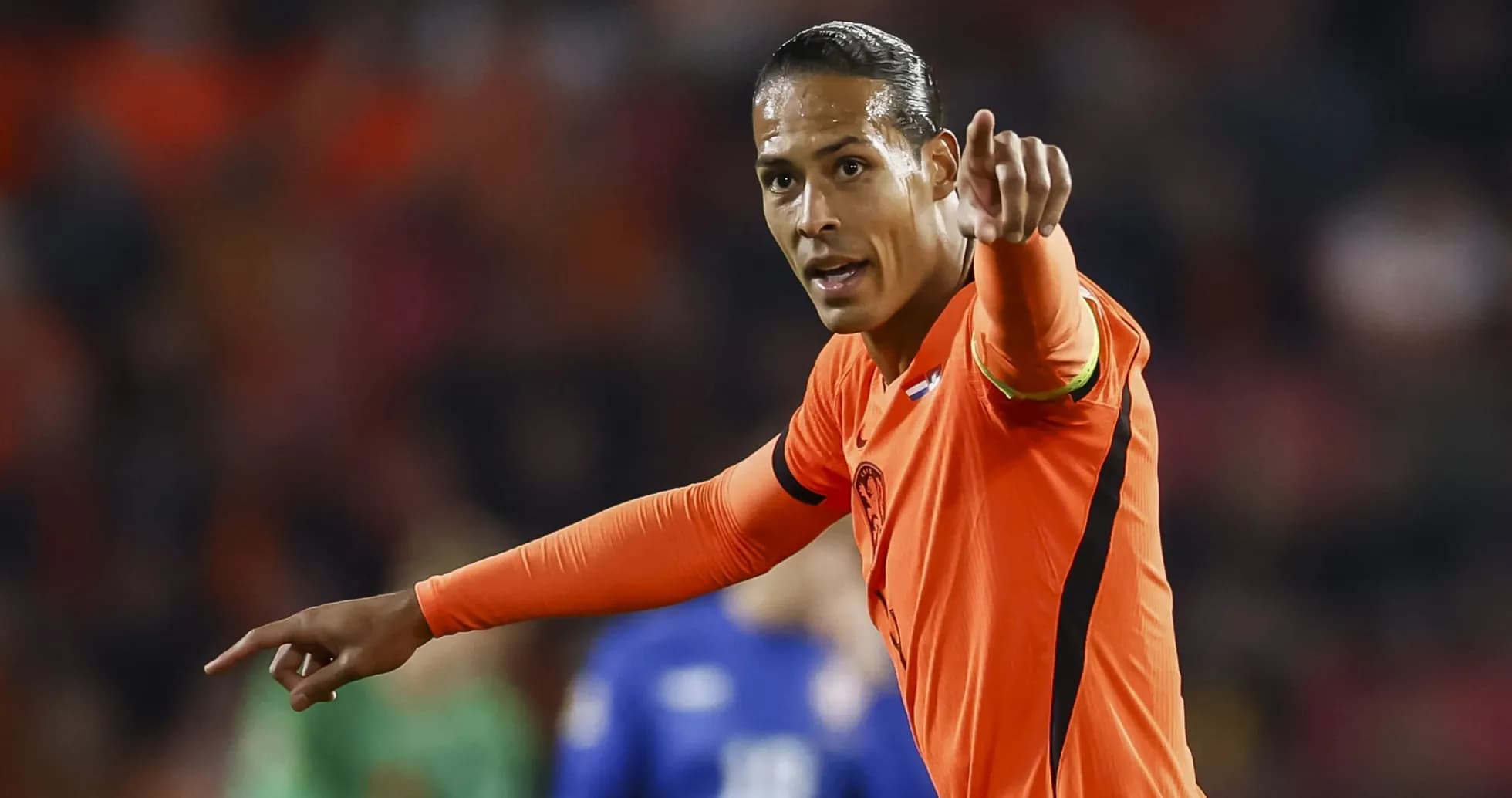 Joueur en maillot orange pointant pendant un match