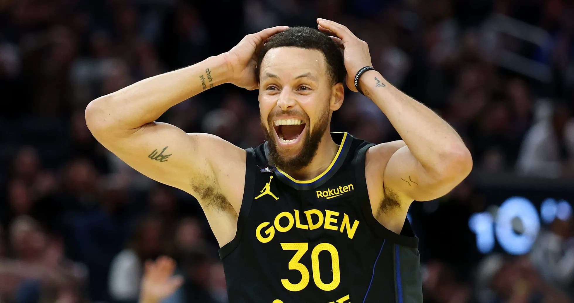 Joueur célébrant un panier lors d'un match