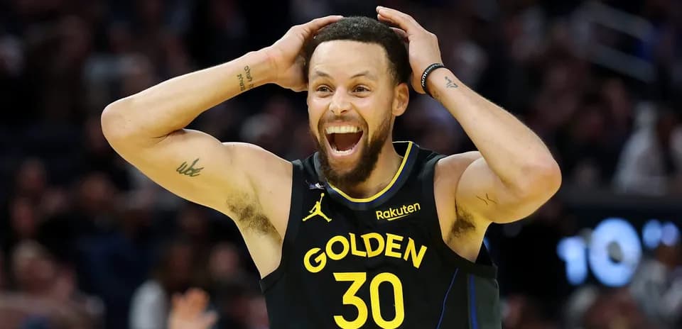 Joueur célébrant un panier lors d'un match