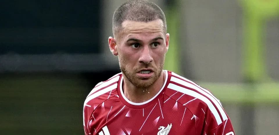 Joueur de Liverpool en maillot rouge pendant l'entraînement