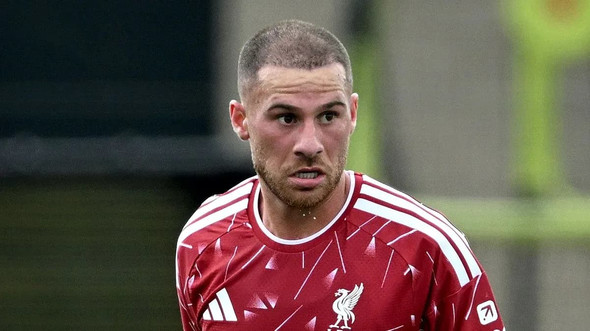Joueur de Liverpool en maillot rouge pendant l'entraînement