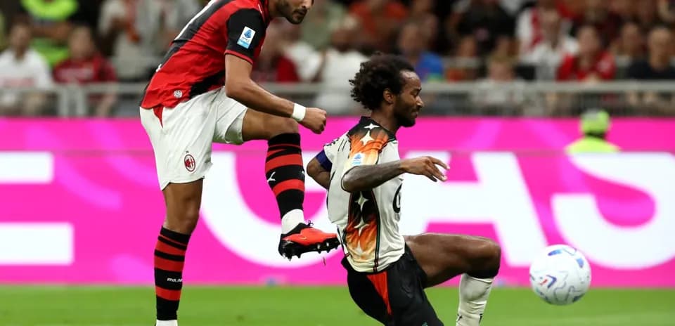Joueur d'AC Milan en action contre Venezia