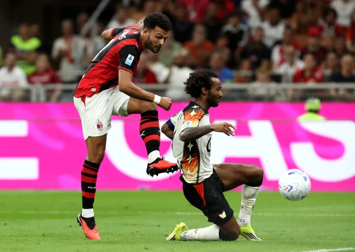 Joueur d'AC Milan en action contre Venezia