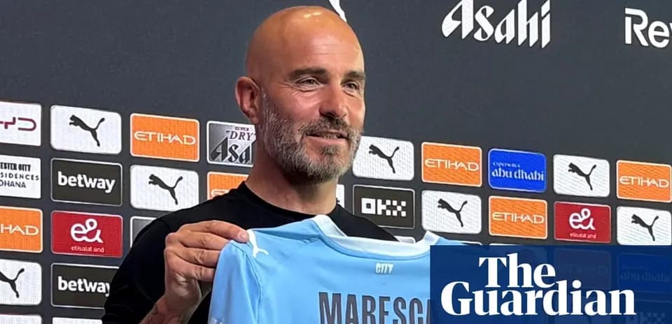 Homme présentant un maillot de Manchester City