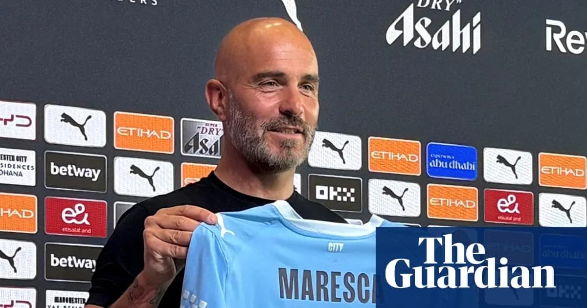 Homme présentant un maillot de Manchester City