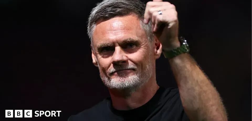 Entraîneur saluant les supporters après le match