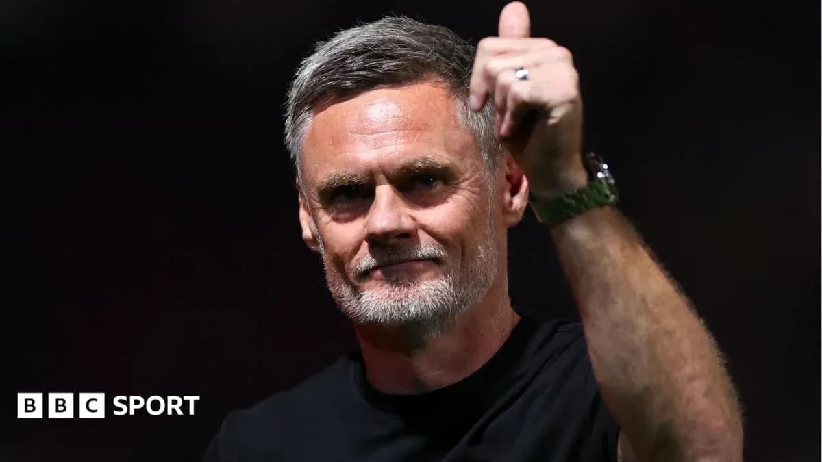 Entraîneur saluant les supporters après le match