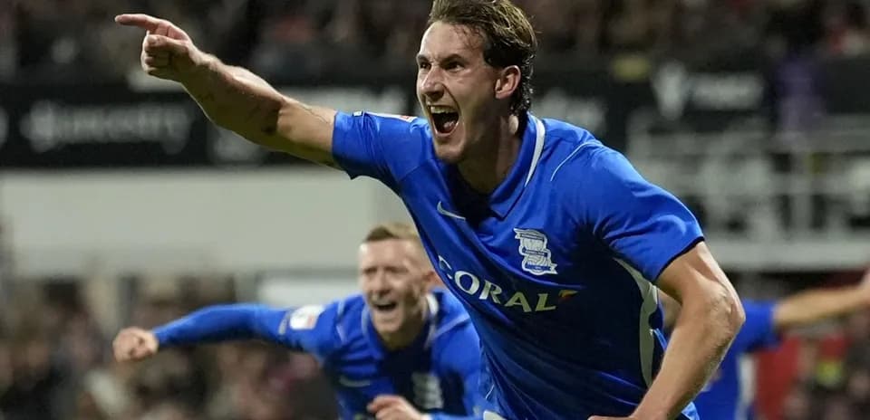 Joueur de Birmingham célébrant un but lors du match