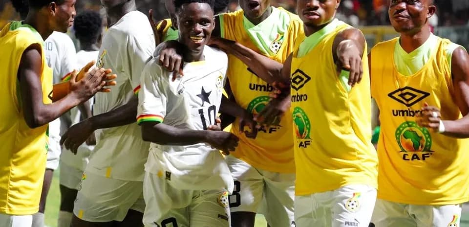 Joueurs de l'équipe célébrant un but sur le terrain