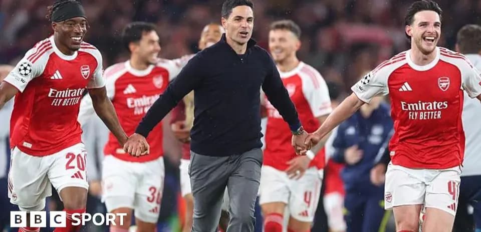 Joueurs d'Arsenal célébrant avec l'entraîneur après un match