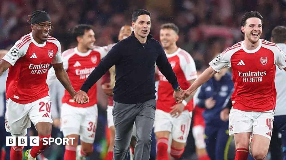Joueurs d'Arsenal célébrant avec l'entraîneur après un match