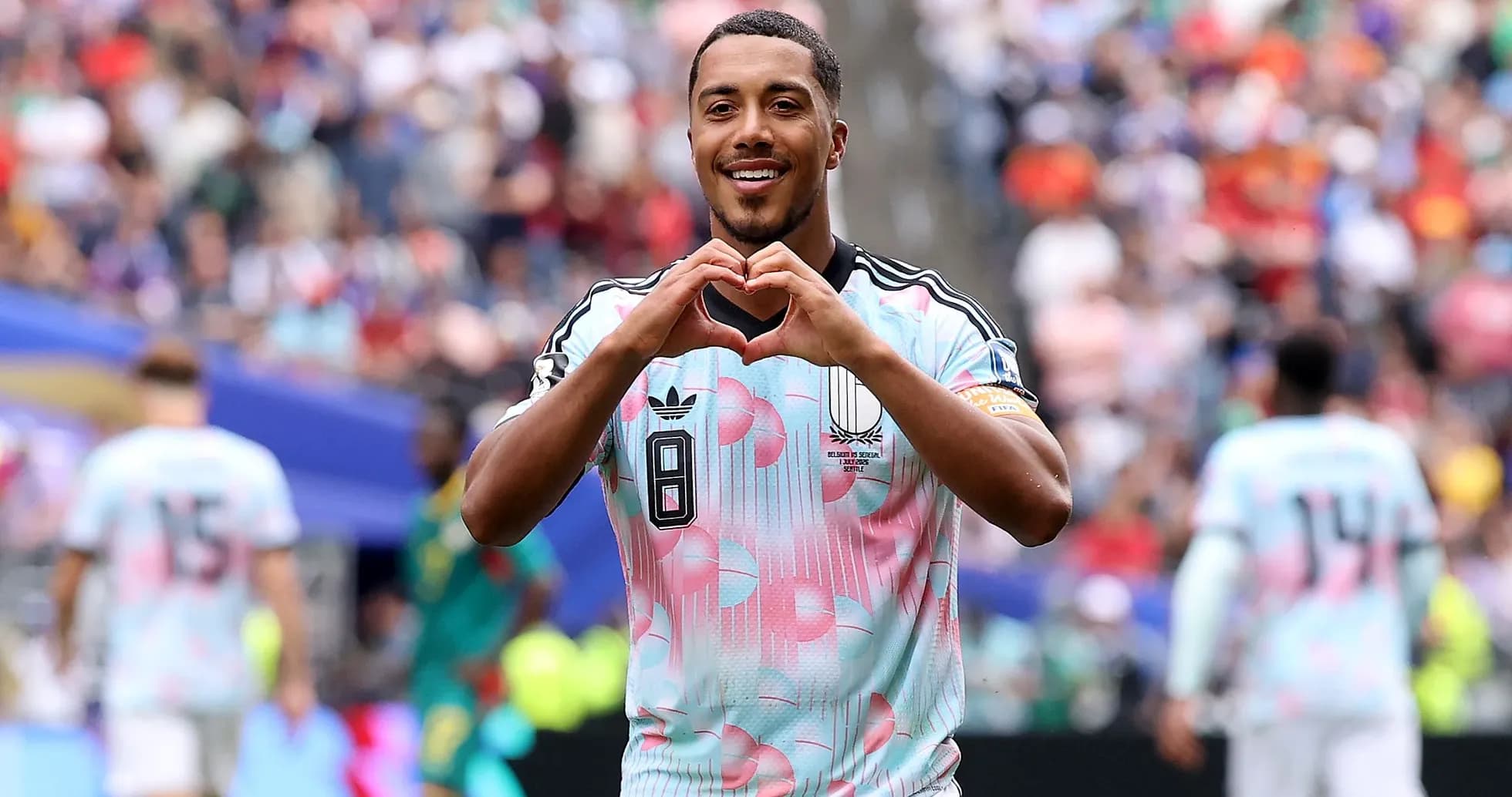 Joueur célébrant avec un cœur lors du match