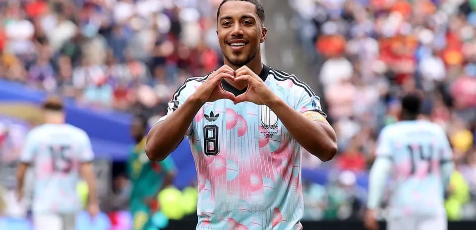 Joueur célébrant avec un cœur lors du match