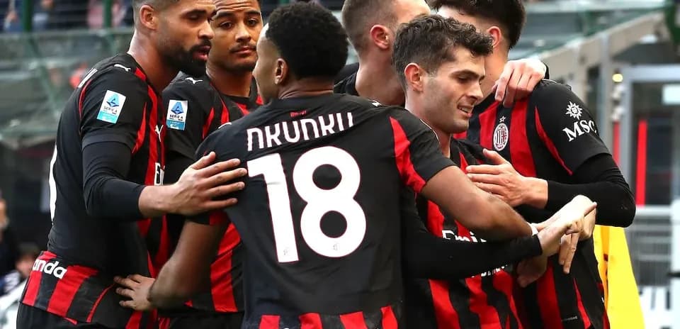 Joueurs du Milan célébrant un but