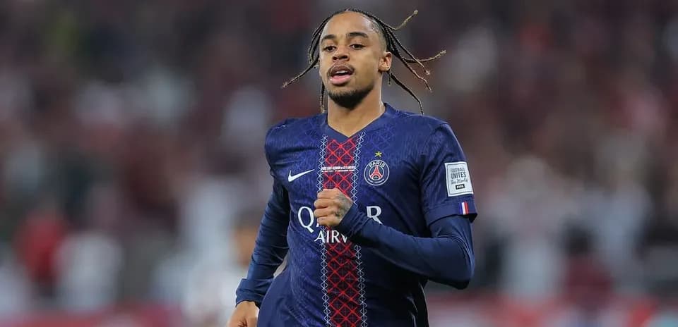 Joueur du PSG courant sur le terrain