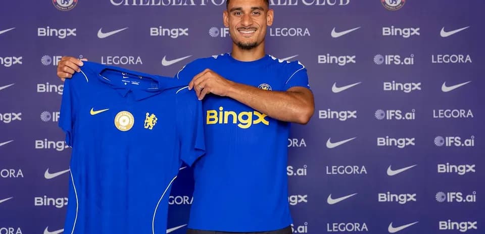 Joueur présentant le maillot de Chelsea FC