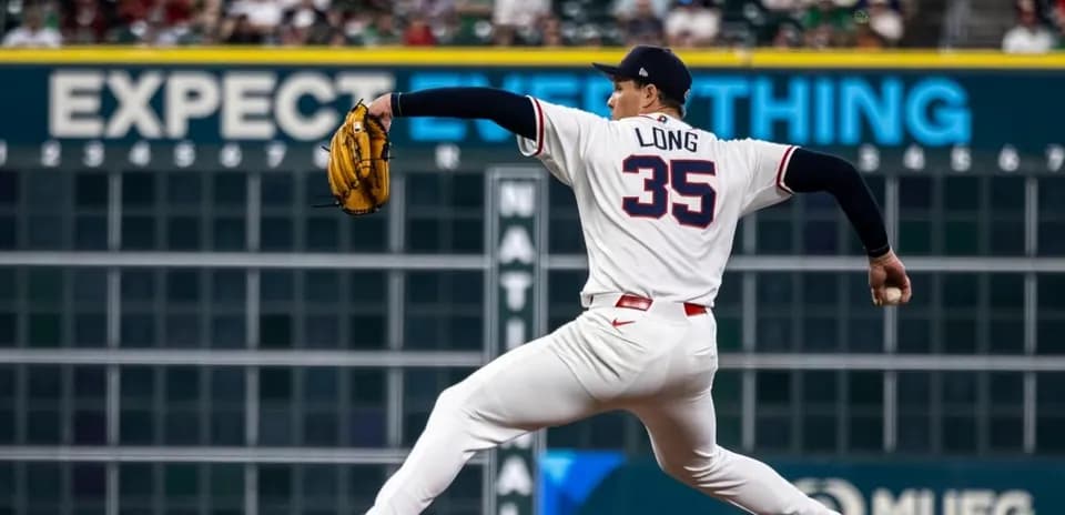 Lanceur lançant une balle de baseball sur le terrain