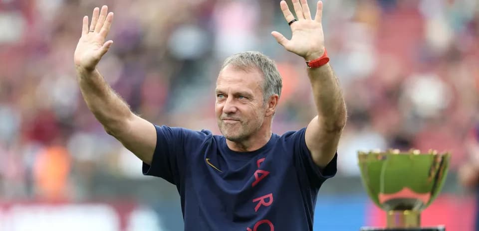Entraîneur saluant avec le trophée en arrière-plan