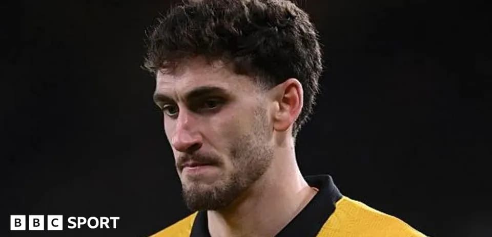 Joueur en maillot jaune regardant vers le bas