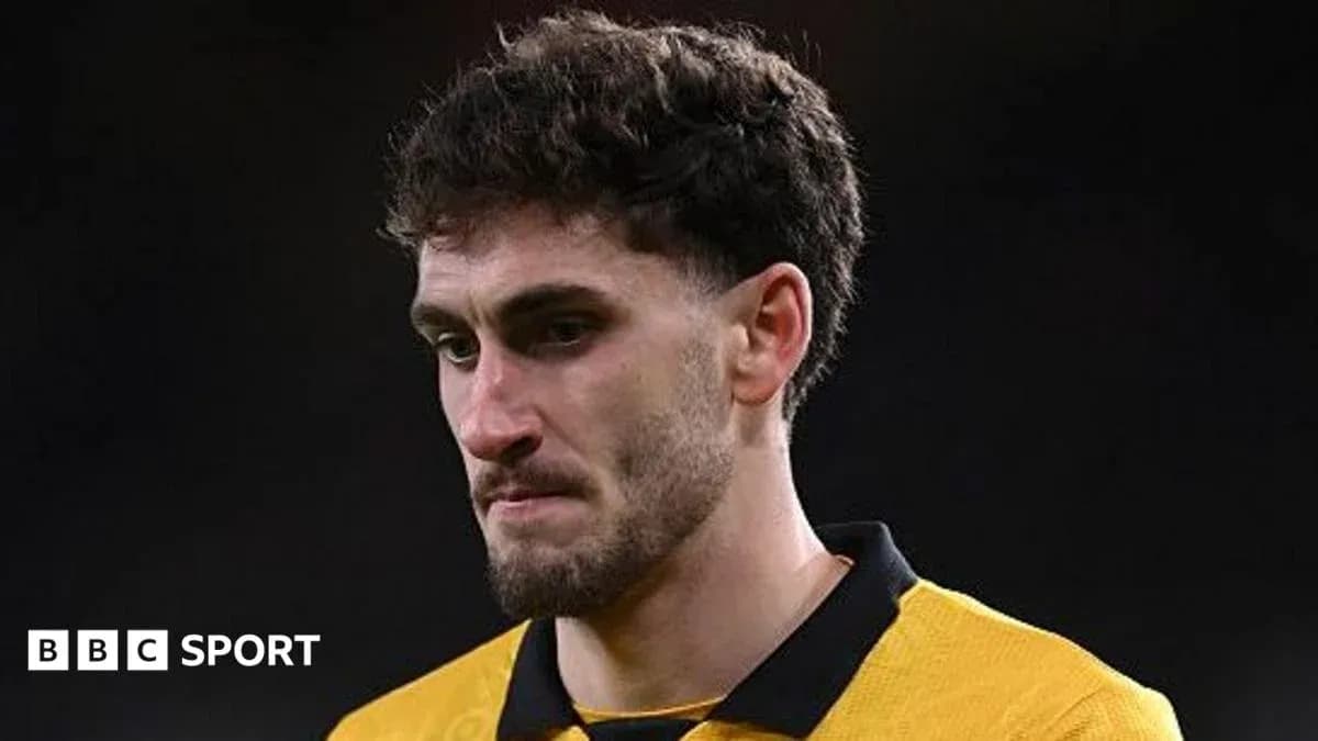 Joueur en maillot jaune regardant vers le bas