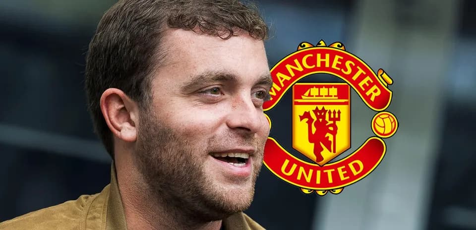 Homme souriant avec logo de Manchester United en arrière-plan