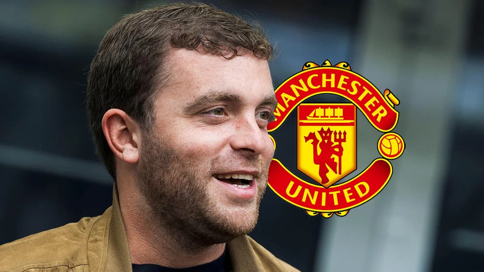 Homme souriant avec logo de Manchester United en arrière-plan