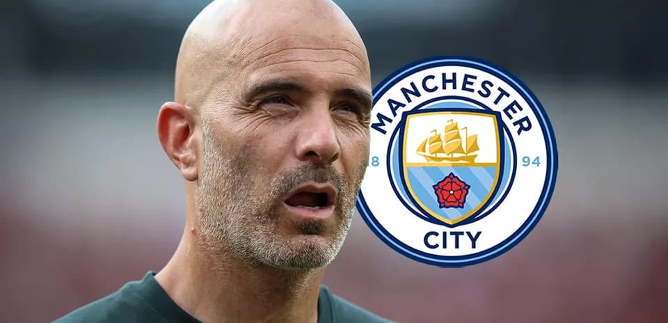 Entraîneur de Manchester City devant le logo du club