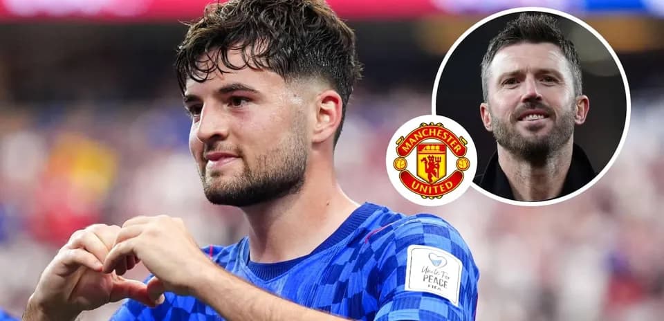 Joueur célébrant avec un cœur, logo Manchester United
