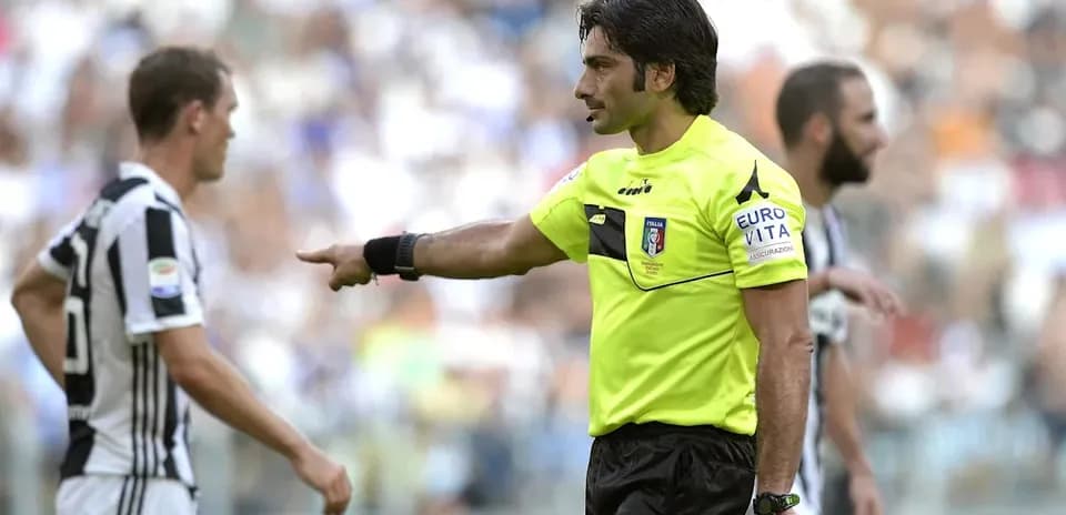 Arbitre pointant vers un joueur de la Juventus
