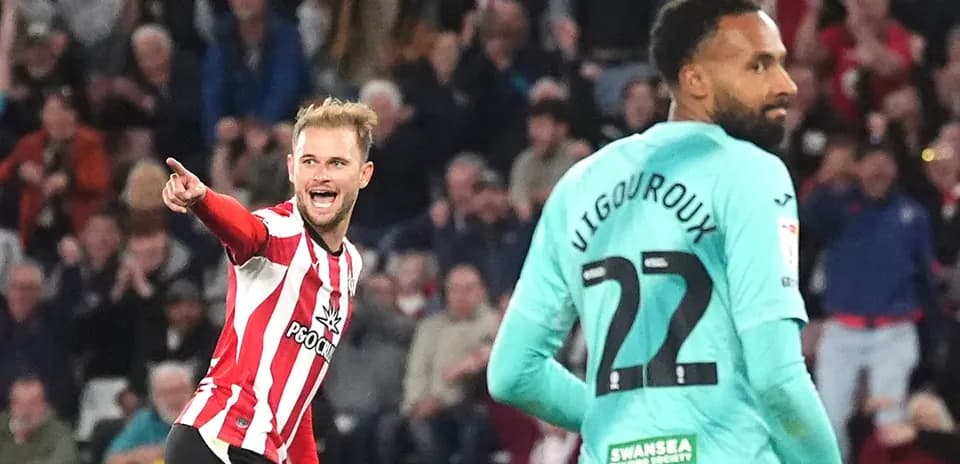 Joueur célébrant un but avec l'équipe derrière
