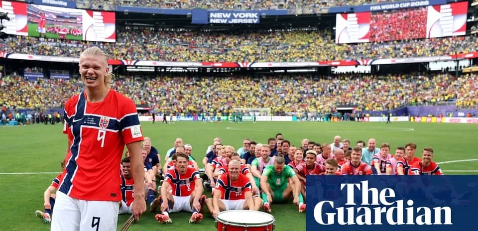 Équipe norvégienne posant sur le terrain après le match