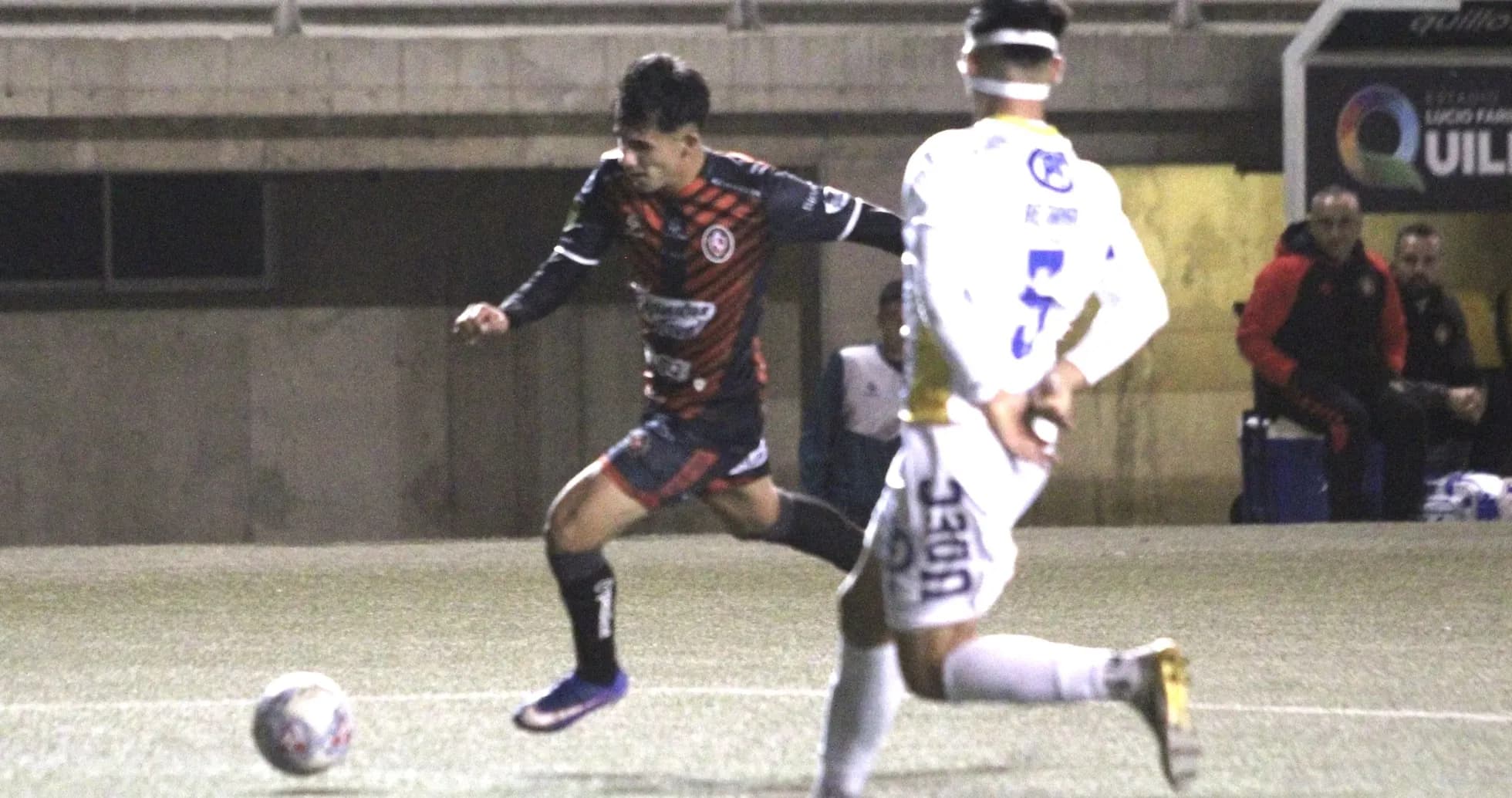 Joueur dribblant pendant un match de football