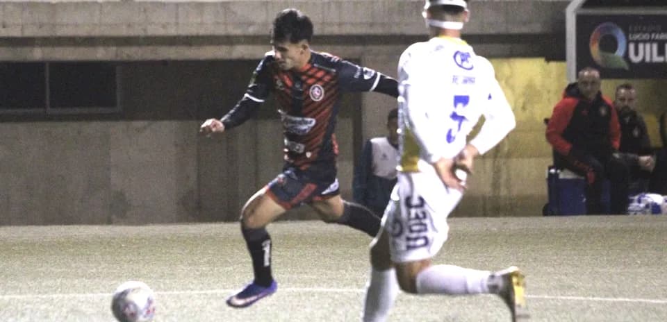 Joueur dribblant pendant un match de football