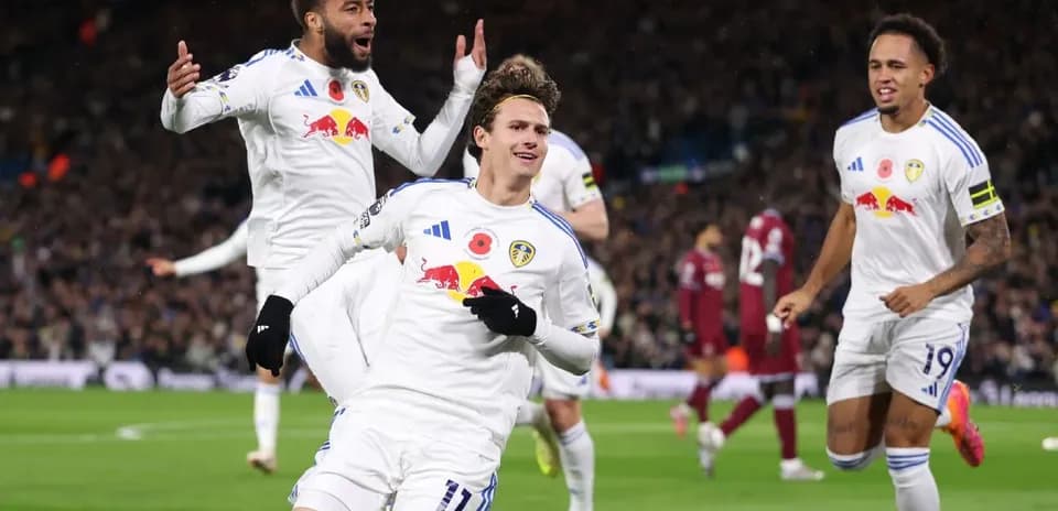 Joueurs de Leeds célèbrent un but marqué
