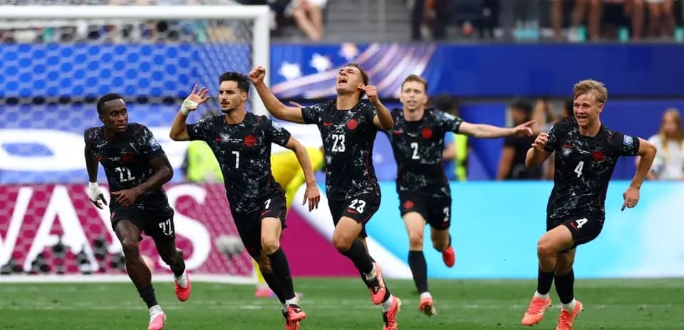 Joueurs célébrant un but lors d'un match de football