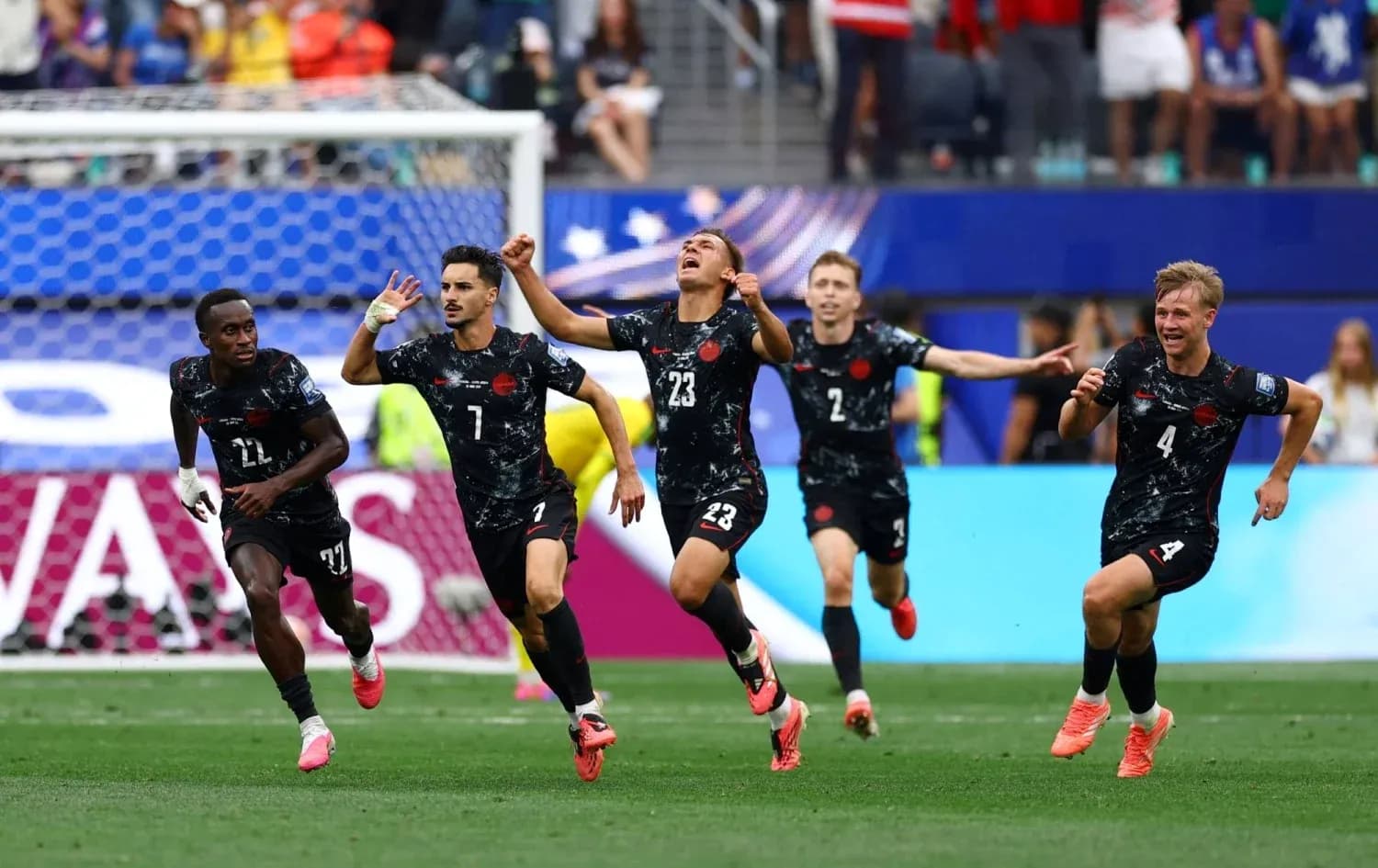 Joueurs célébrant un but lors d'un match de football