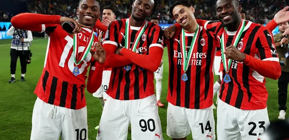 Joueurs de l'AC Milan célébrant avec médailles